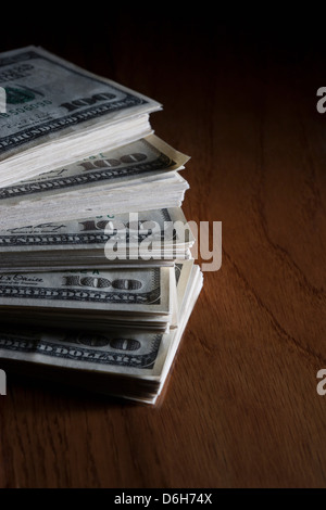 Des piles de cent dollar bills Banque D'Images