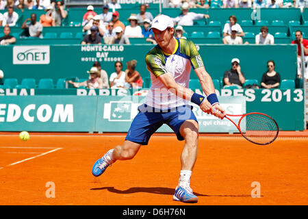 MONTE CARLO, MONACO. 18 avril 2013. Andy Murray de Grande-bretagne en action au cours du troisième match contre Stanislas Wawrinka de Suisse (pas sur la photo) sur le quatrième jour de l'ATP Masters de Monte Carlo, du Monte-Carlo Sporting Club le 18 avril 2013 à Monte-Carlo, Monaco. (Photo de Mitchell Gunn/ESPA/Alamy Live News) Banque D'Images