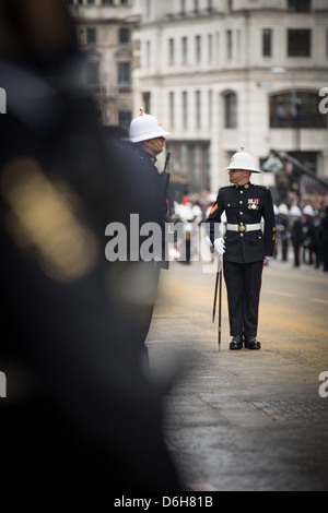 Un soldat senior vérifie ses troupes sont correctement espacées au cours de la procession pour les funérailles de Margaret Thatcher à Londres. Banque D'Images