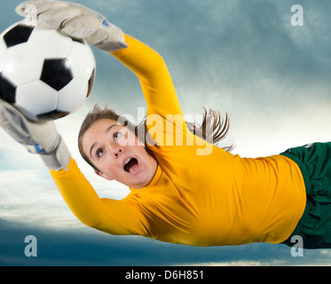 Joueur de foot ball rattrapage dans l'air Banque D'Images