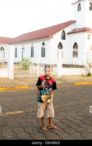 Nicaragua jeune jeunesse Corn-Island garçon baseball editorial billet smiling happy church road pauvres pauvreté voyage enfant jouant nati Banque D'Images