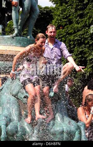 Les jeunes s'amuser dans la fontaine publique à l'été chaude journée à Paris, France Banque D'Images