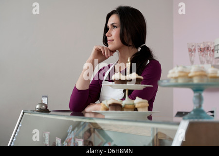 Compteur debout derrière Baker Banque D'Images