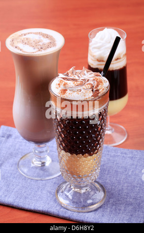 Café et chocolat boissons dans des grands verres Banque D'Images