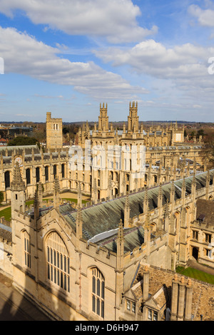 Oxford, Oxfordshire, England, UK. Vue de haut de l'All Souls College avec Hawksmoor towers donnant sur le carré Banque D'Images