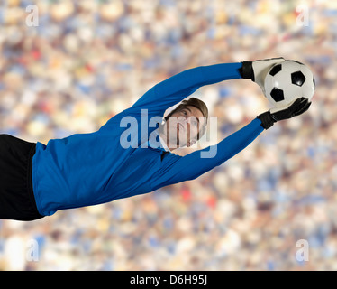 Joueur de foot ball rattrapage dans l'air Banque D'Images