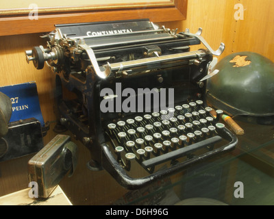 La machine à écrire Continental Wanderer-Werke est une machine à écrire vintage du début du XXe siècle. Connu pour sa conception mécanique et son artisanat de haute qualité, il a été utilisé pour les besoins d'écriture professionnels et personnels. La machine à écrire dispose d'une disposition de clavier distinctive et est reconnue pour sa durabilité, ce qui en a fait un choix populaire parmi les écrivains et les employés de bureau à son époque. Banque D'Images