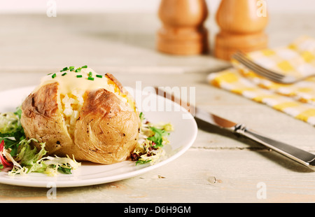 Pomme de terre au four avec de la crème sure et la ciboulette Banque D'Images