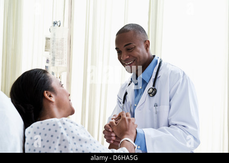 Doctor holding hands with patient Banque D'Images