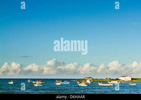 Les bateaux de pêche amarrés devant d'Armacao Plage. Banque D'Images