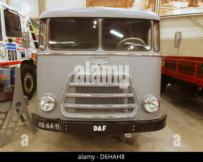 Le DAF vuilniswagen est un camion à ordures précédemment utilisé par la municipalité de Woerden. Fabriqué par DAF Trucks, ce modèle est conçu pour la collecte des déchets et faisait partie d'une flotte de services municipaux, offrant durabilité et efficacité dans la gestion des déchets urbains. Banque D'Images