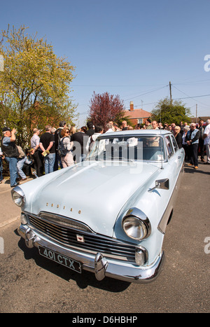 Uk fans recueillir sur le site de son accident de voiture en Chippenham à retenir Eddie Cochran sur le 50e anniversaire de sa mort. Banque D'Images