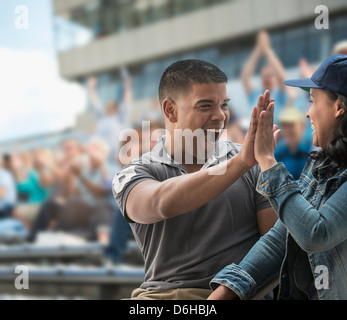 Haut Couple jeu de sport à fiving Banque D'Images