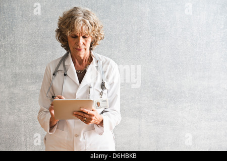 Doctor at digital tablet Banque D'Images