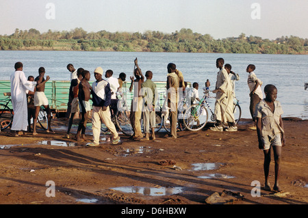 En attendant le traversier sur les rives du Nil à Omdurman. Banque D'Images