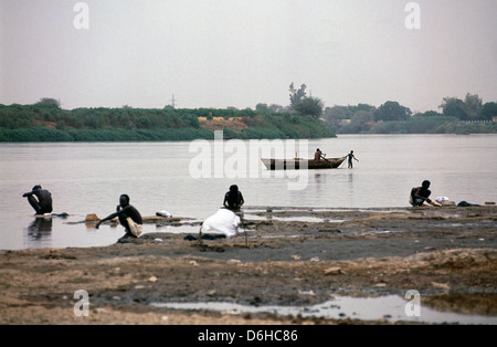 Lave-sur les rives du Nil à Omdurman. Banque D'Images