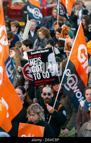 Journée d'Action N30 grève du secteur public et un rassemblement à Bristol, Angleterre, Royaume-Uni. Les manifestants portant des pancartes se rassemblent dans le centre-ville. Banque D'Images