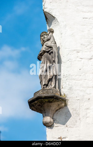 Maddona et la sculpture sur le mur de l'édifice à Bruges, Belgique Banque D'Images