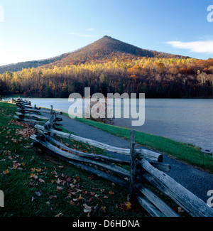 Feuillage de l'automne, le lac et le chemin à l'Peaks of Otter dans les montagnes Blue Ridge, Virginia, USA Banque D'Images