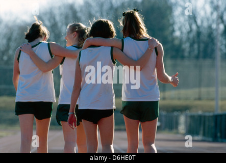 Girl's high school de suivre les membres de l'équipe sur la piste de course. Banque D'Images