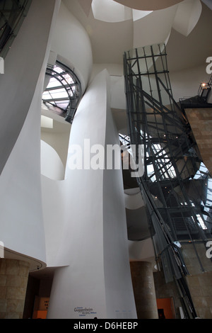 Atrium intérieur dans le musée Guggenheim de Bilbao de Frank Gehry par Banque D'Images