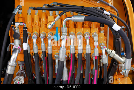 La pression hydraulique du système de flexibles d'excavateur Banque D'Images