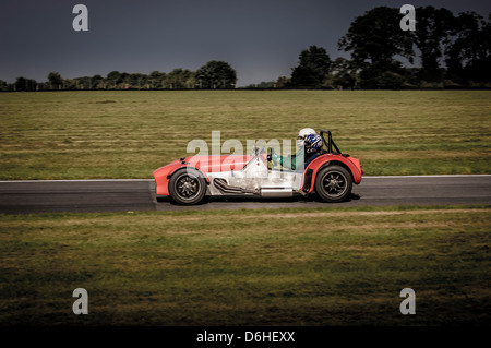 Vue latérale des courses de voitures de sport de Caterham sur le circuit de course de Cadwell Park Banque D'Images