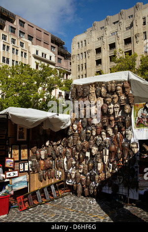 Blocage de masque africain à curio market, Greenmarket Square (1696), Cape Town, Afrique du Sud Banque D'Images