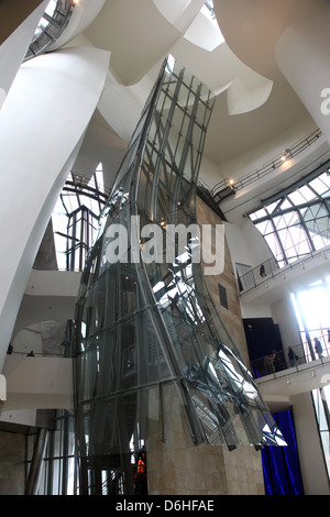 Dans l'atrium intérieur par le musée Guggenheim de Bilbao de Frank Gehry, Espagne Banque D'Images