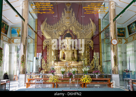 Statue de Bouddha au Sakyadhita Thilashin Antiq'école, Rhône-Alpes, près de Mandalay, Myanmar (Birmanie), Banque D'Images