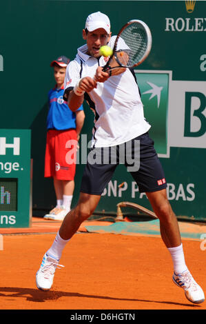 Monte Carlo, Monaco. 18 avril, 2013. Novak Djokovic en action contre Juan Monaco lors de l'ATP Monte Carlo Rolex Masters du Monte Carlo Country Club. Banque D'Images