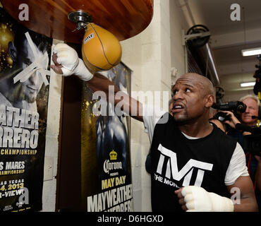 Las Vegas, Nevada, USA. 17 avril, 2013. Floyd ''Money'' Mayweather Junior travaille pour les médias à son sport mercredi à Las Vegas NV. Floyd Mayweather se prépare pour son prochain combat avec Robert ''Ghost'' Guerrero le 4 mai au MGM Grand hotel. (Crédit Image : Credit : gène/ZUMAPRESS.com/Alamy Blevins Live News) Banque D'Images