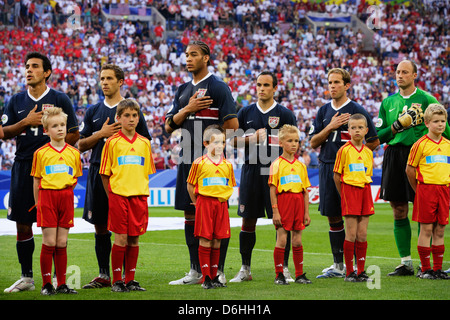 GELSENKIRCHEN, ALLEMAGNE - 12 JUIN : Pablo Mastroeni, Steve Cherundolo, Oguchi Onyewu, Landon Donovan, Eddie Lewis et Kasey Keller (G-d) représentent l'hymne national avant le match du Groupe E de la Coupe du monde de la FIFA contre la République tchèque au stade de la Coupe du monde de la FIFA le 12 juin 2006 à Gelsenkirchen, Allemagne. Usage éditorial exclusif. (Photographie de Jonathan Paul Larsen / Diadem images) Banque D'Images