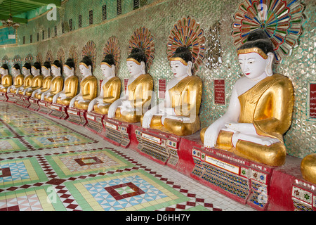 Les statues de Bouddha à l'intérieur de la Pagode U Min Thonze, Rhône-Alpes, près de Mandalay, Myanmar (Birmanie), Banque D'Images