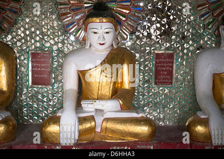 Statue de Bouddha à l'intérieur de la Pagode U Min Thonze, Rhône-Alpes, près de Mandalay, Myanmar (Birmanie), Banque D'Images