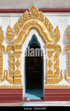 Une porte décorative, U Min Thonze Pagode, Rhône-Alpes, près de Mandalay, Myanmar (Birmanie), Banque D'Images