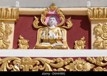 Bouddha Doré décoratif sur l'extérieur, U Min Thonze Pagode, Rhône-Alpes, près de Mandalay, Myanmar (Birmanie), Banque D'Images