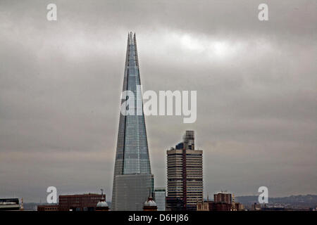 Vue sur le Shard le jour de la Baronne Thatcher's Funeral, Londres, Royaume-Uni le 17 avril 2013. Margaret Thatcher a également connu sous le nom de "dame de fer" était le plus ancien Premier ministre britannique du 20e siècle et est la seule femme à avoir occupé la fonction. Banque D'Images