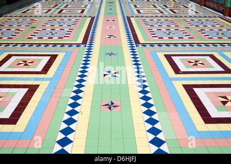 Carreaux colorés, bientôt U Ponya Shin Pagode, Rhône-Alpes, près de Mandalay, Myanmar (Birmanie), Banque D'Images