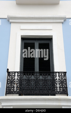 Bâtiment bleu coloré et fenêtre dans le Vieux San Juan, Puerto Rico Banque D'Images