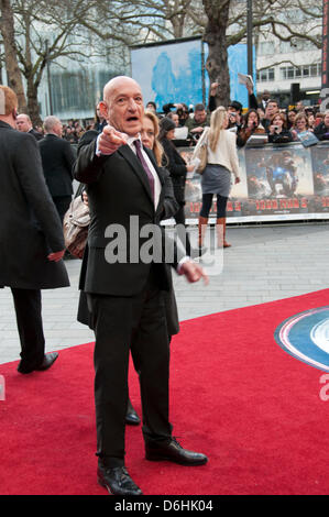 Londres, Royaume-Uni. 18 avril 2013. Sir Ben Kingsley qui joue le mandarin dans le film assiste à la première UK de Iron Man 3, à l'Odeon Leicester Square. Credit : Pete Maclaine/Alamy Live News Banque D'Images