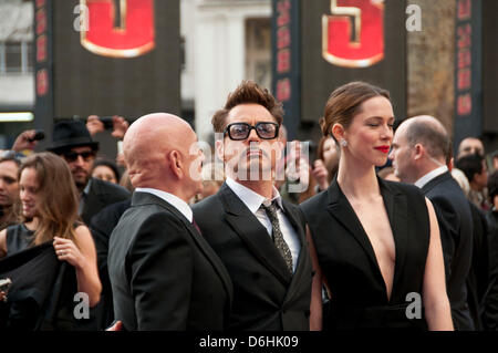 Londres, Royaume-Uni. 18 avril 2013 Robert Downey Jr. qui joue Tony Stark/Iron Man dans le film et Rebecca Hall qui joue Maya Hansen et Sir Ben Kingsley qui joue le Mandarin assister à la UK premiere de Iron Man 3, à l'Odeon Leicester Square. Credit : Pete Maclaine/Alamy Live News Banque D'Images