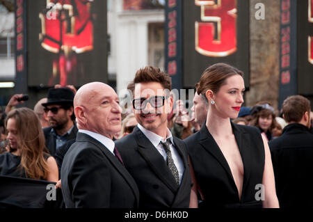 Londres, Royaume-Uni. 18 avril 2013 Robert Downey Jr. qui joue Tony Stark/Iron Man dans le film et Rebecca Hall qui joue Maya Hansen et Sir Ben Kingsley qui joue le Mandarin assister à la UK premiere de Iron Man 3, à l'Odeon Leicester Square. Credit : Pete Maclaine/Alamy Live News Banque D'Images