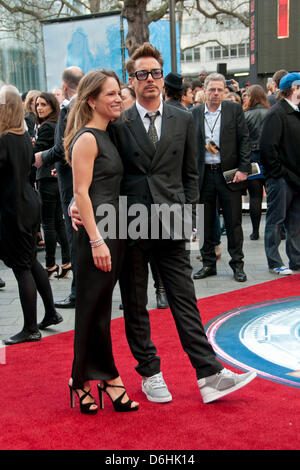 Londres, Royaume-Uni. 18 avril 2013 Robert Downey Jr. qui joue Tony Stark/Iron Man dans le film assiste à la première UK de Iron Man 3, à l'Odeon Leicester Square. Credit : Pete Maclaine/Alamy Live News Banque D'Images