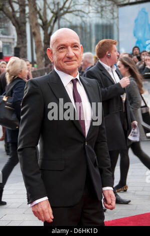 Londres, Royaume-Uni. 18 avril 2013. Sir Ben Kingsley qui joue le mandarin dans le film assiste à la première UK de Iron Man 3, à l'Odeon Leicester Square. Credit : Pete Maclaine/Alamy Live News Banque D'Images