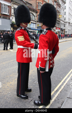 Un sergent inspecte un soldat dans la garde du Scot avant la Baronne Thatcher's Funeral cortège fait son chemin jusqu'Fleet Street Banque D'Images