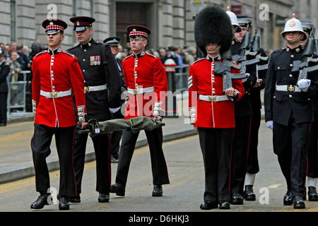 Les Scots Guard transporter une civière avant de la Baronne Thatcher's Funeral cortège fait son chemin jusqu'à la rue Fleet St. Paul's Banque D'Images