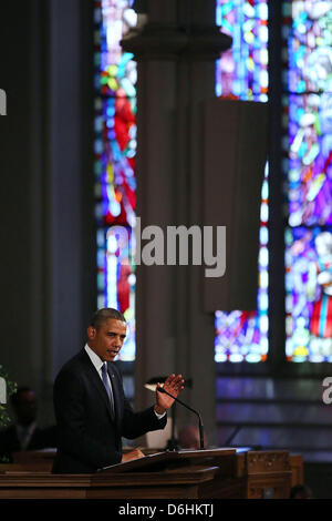 Boston, Massachusetts, USA. 18 avril, 2013. Le président des États-Unis Barack Obama parle à un service de prière œcuménique pour les victimes de l'attentat du Marathon de Boston intitulée 'La guérison de notre ville, à la cathédrale de la Sainte Croix le 18 avril 2013 à Boston, Massachusetts. Banque D'Images