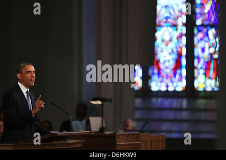 Boston, Massachusetts, USA. 18 avril, 2013. Le président des États-Unis Barack Obama parle à un service de prière œcuménique pour les victimes de l'attentat du Marathon de Boston intitulée 'La guérison de notre ville, à la cathédrale de la Sainte Croix le 18 avril 2013 à Boston, Massachusetts. Banque D'Images