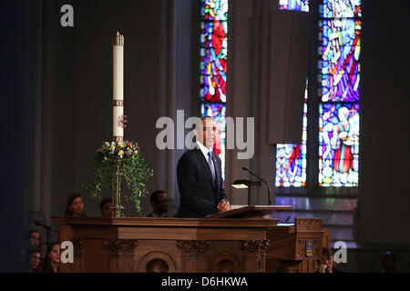 Boston, Massachusetts, USA. 18 avril, 2013. Le président des États-Unis Barack Obama parle à un service de prière œcuménique pour les victimes de l'attentat du Marathon de Boston intitulée 'La guérison de notre ville, à la cathédrale de la Sainte Croix le 18 avril 2013 à Boston, Massachusetts. Banque D'Images